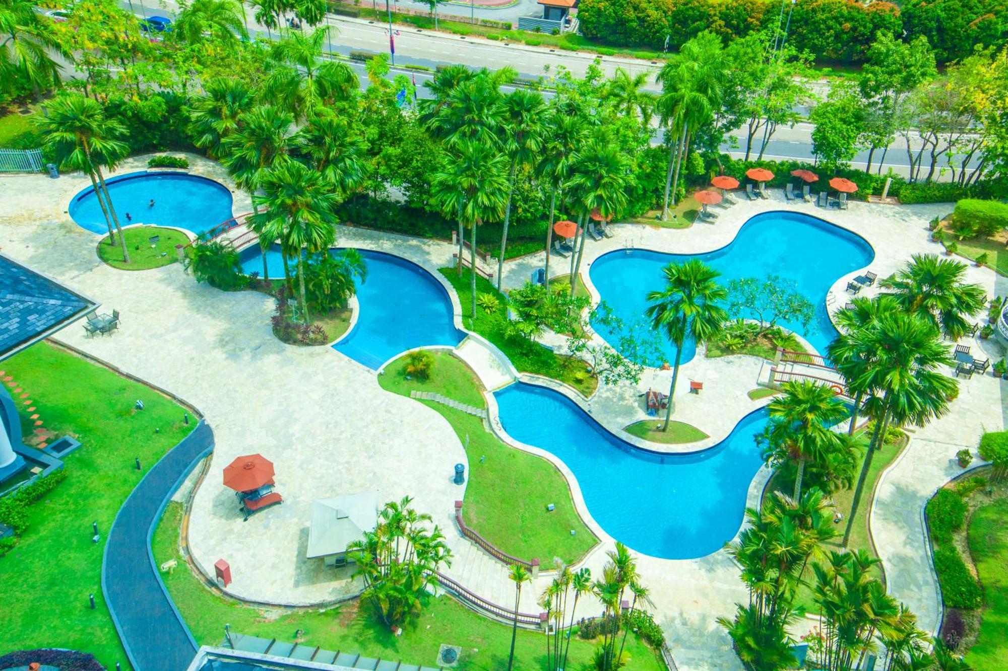Thistle Johor Bahru Eksteriør bilde Aerial view of the pool