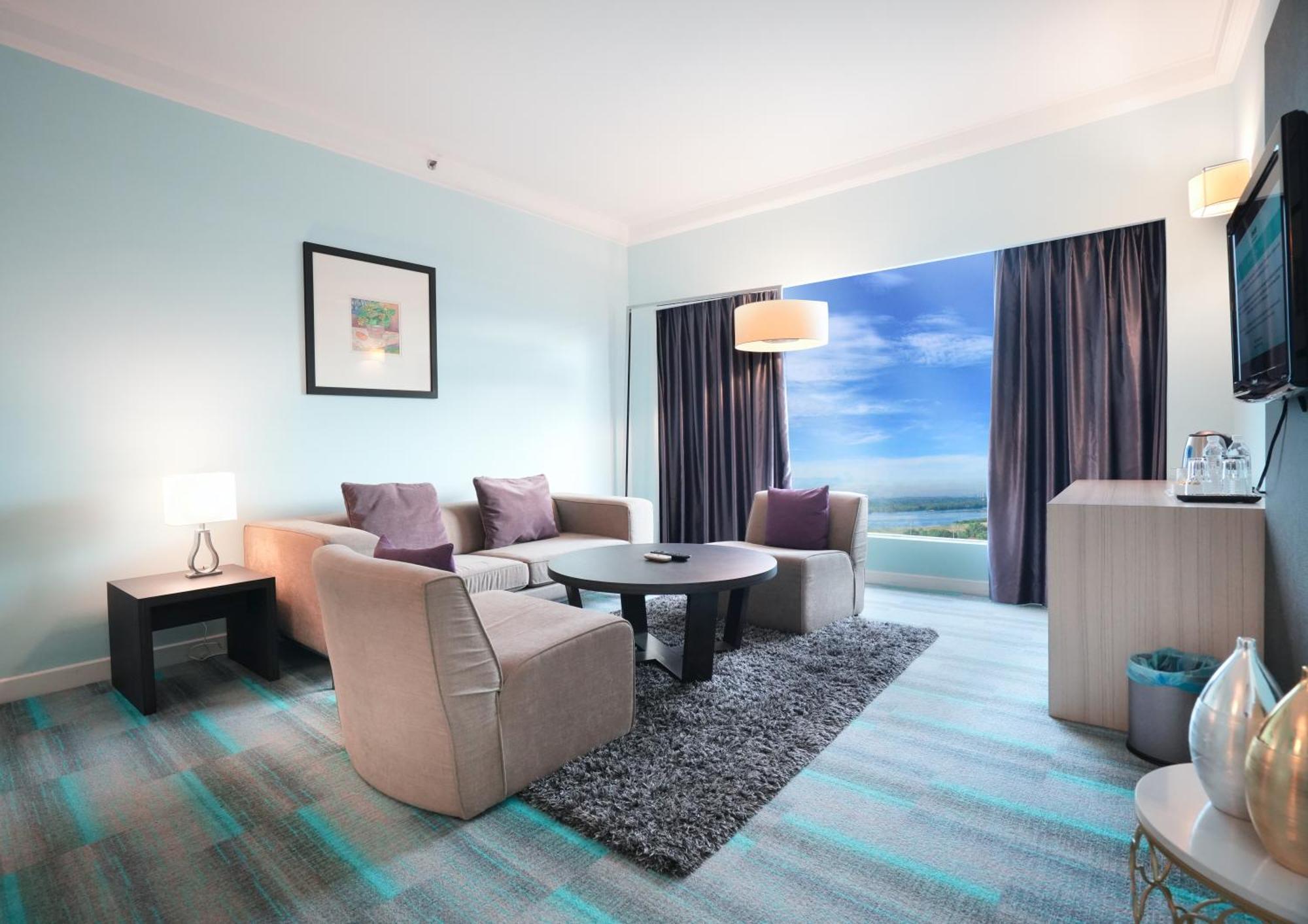 Thistle Johor Bahru Eksteriør bilde Living room of a suite