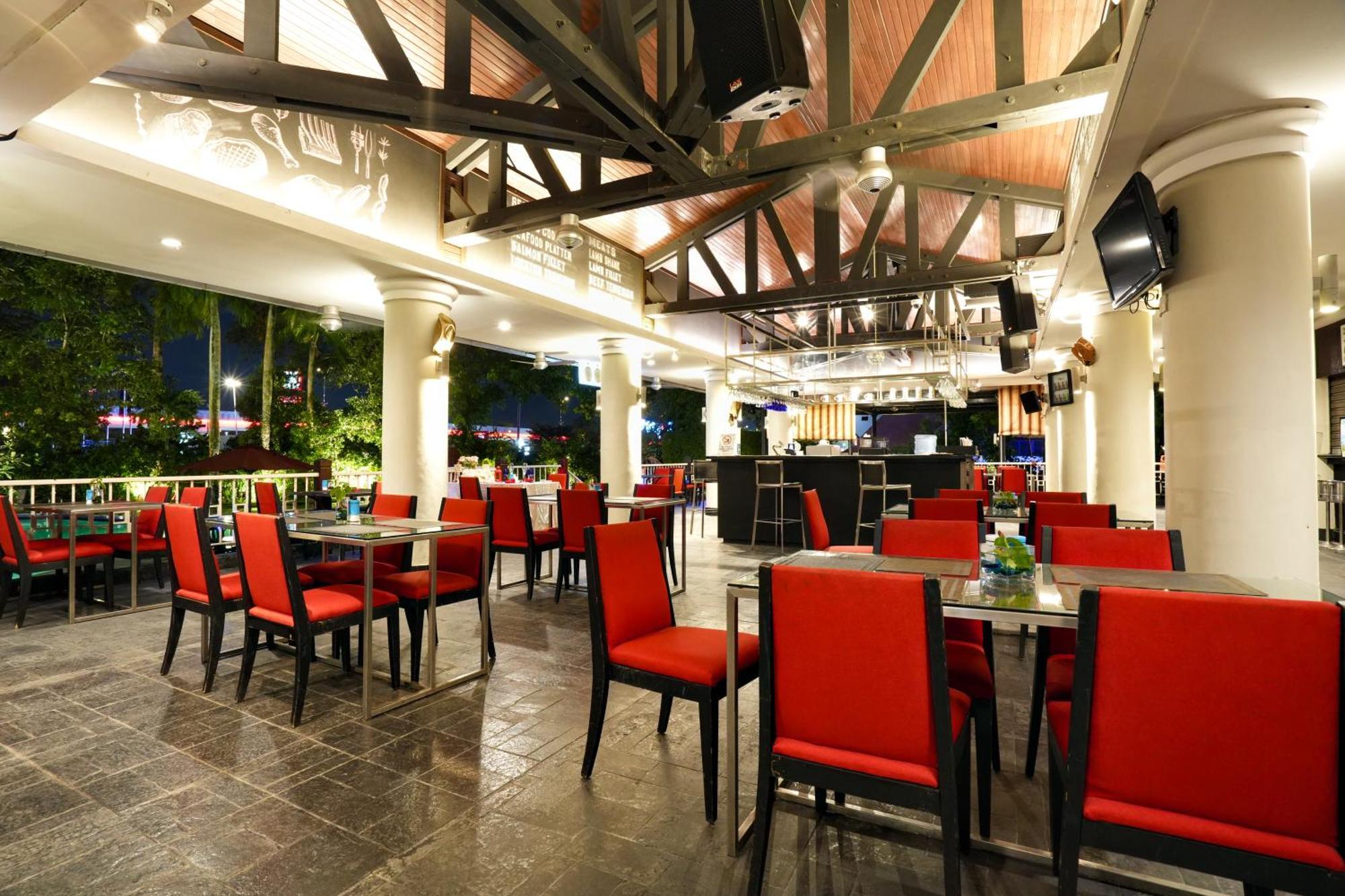 Thistle Johor Bahru Eksteriør bilde The interior of the restaurant
