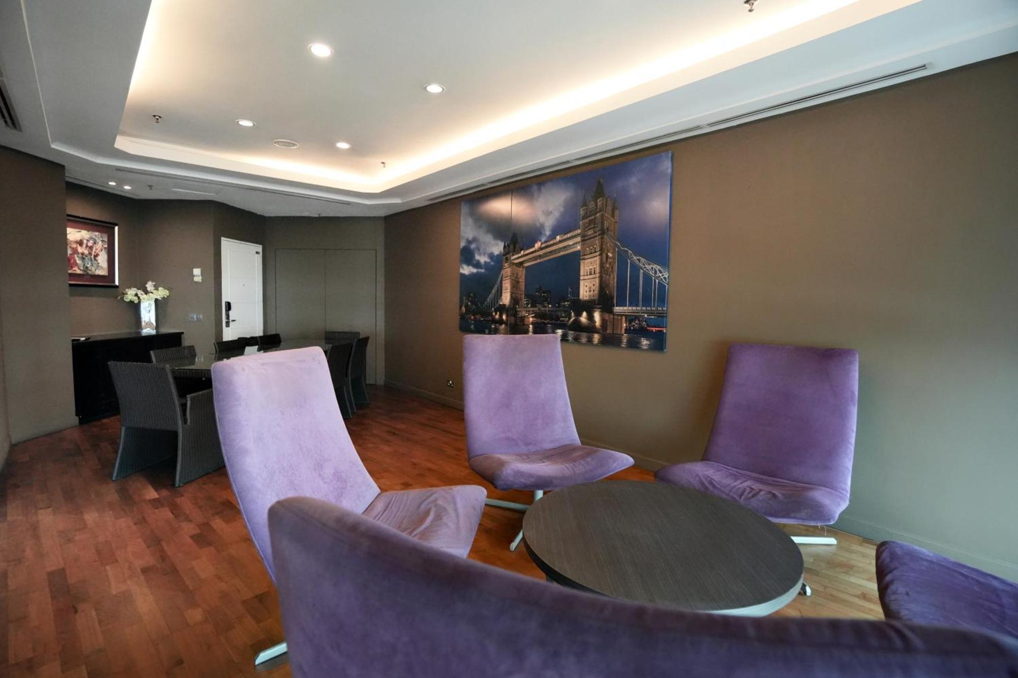 Thistle Johor Bahru Eksteriør bilde The interior of the lounge