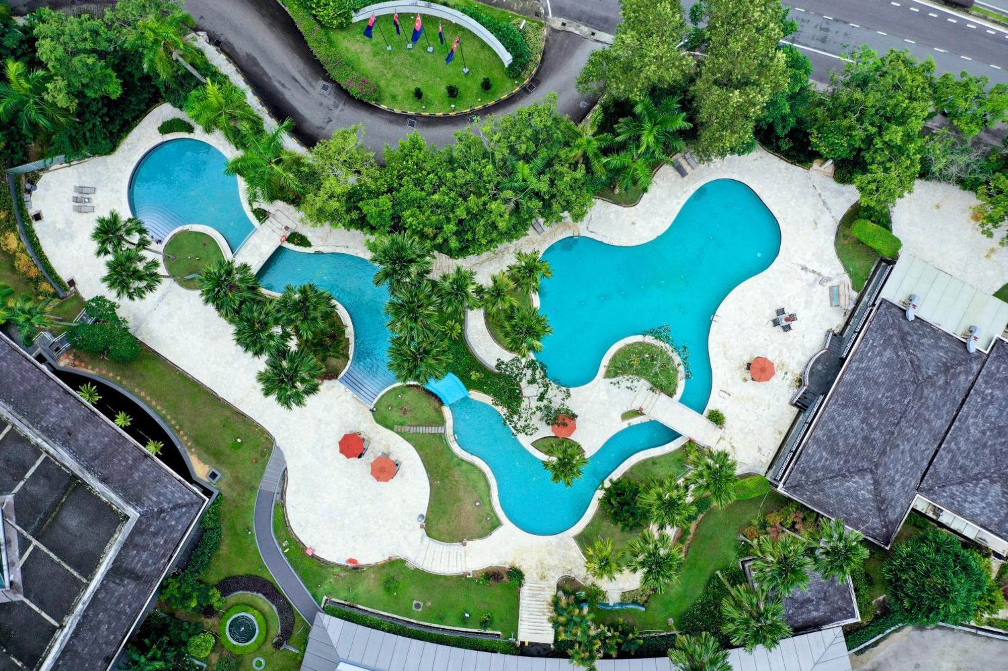 Thistle Johor Bahru Eksteriør bilde Aerial view of the pool