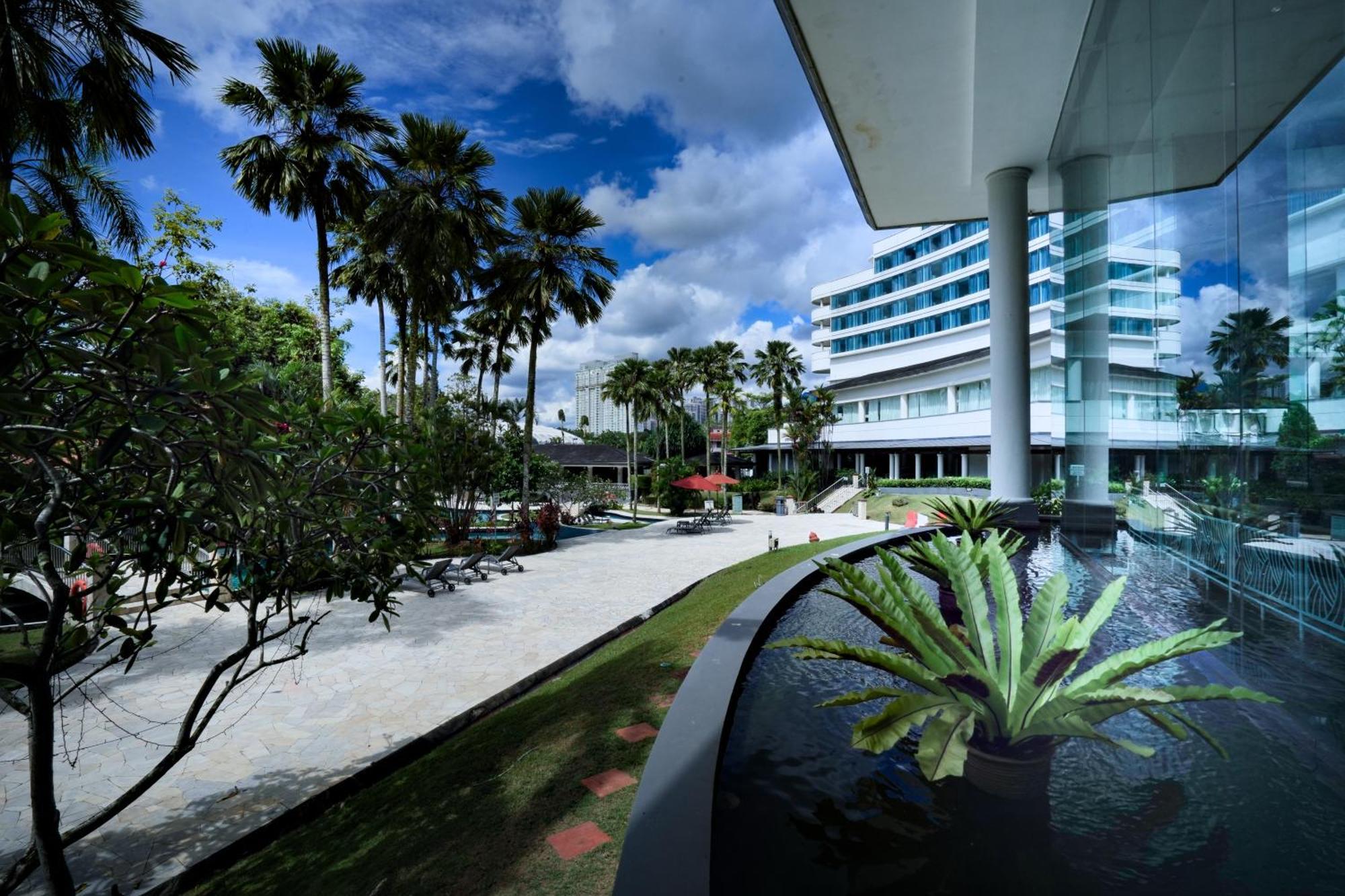 Thistle Johor Bahru Eksteriør bilde The hotel's main entrance
