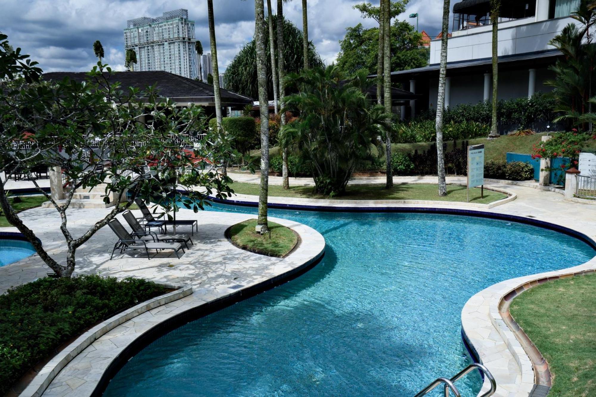 Thistle Johor Bahru Eksteriør bilde The pool at the resort
