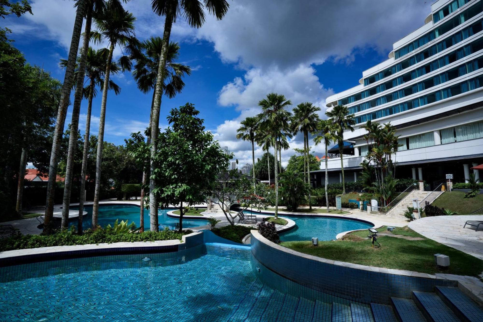 Thistle Johor Bahru Eksteriør bilde The pool at the hotel