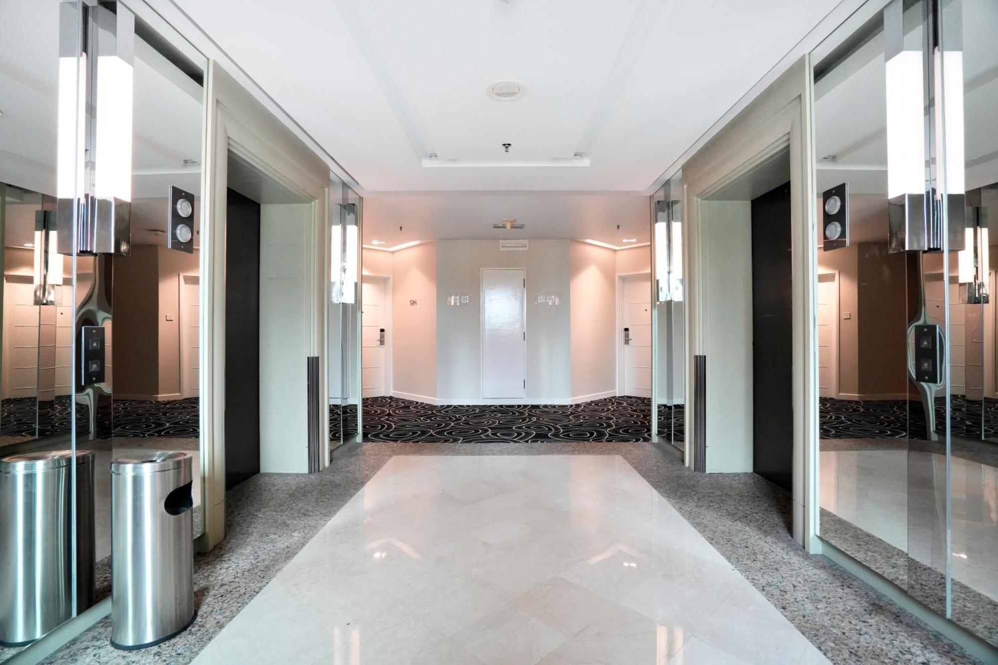 Thistle Johor Bahru Eksteriør bilde The elevators at the 10th floor